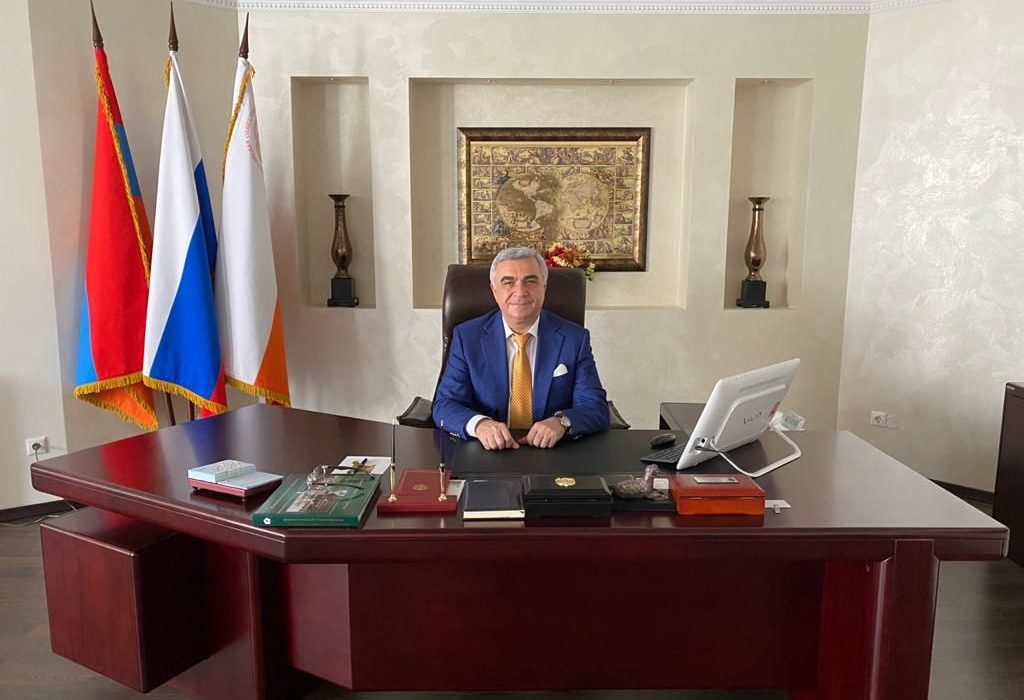 Камо Айрапетян в кабинете