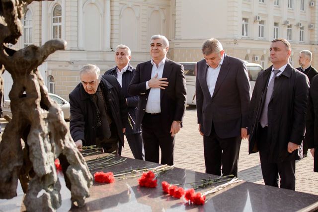 Камо Айрапетян и Ара Абрамян в Ростове-на-Дону возлагают цветы к памятнику жертвам Геноцида армян