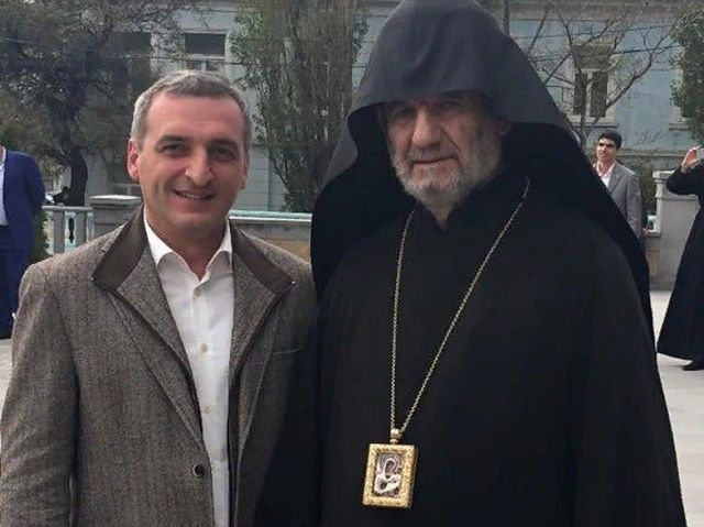 Абрик Манасян и архиепископ Езник Петросян
