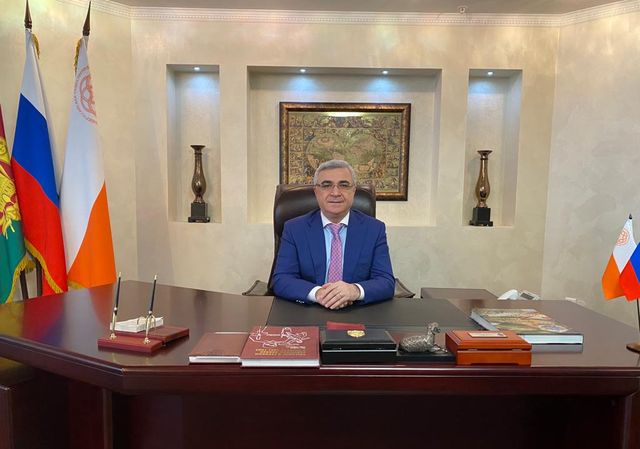 Камо Айрапетян в кабинете
