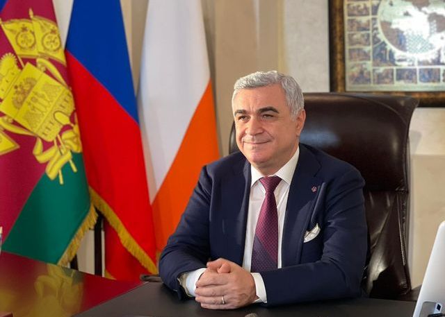 Камо Айрапетян в рабочем кабинете