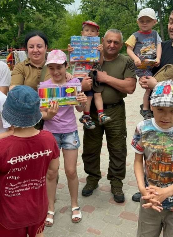 Армен Калашян с детьми Донбасса