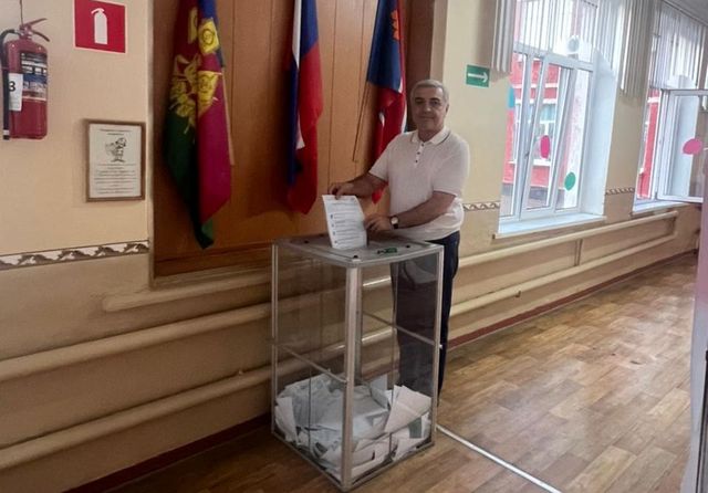 Камо Айрапетян голосует на выборах депутатов ЗСКК