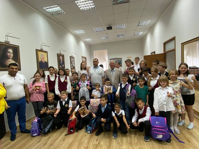 подарки армавирским школьникам