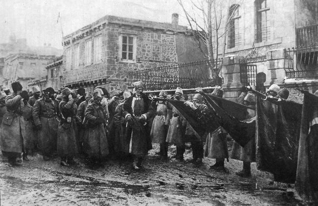 Российский наместник на Кавказе Великий князь Николай Николаевич осматривает захваченные в Эрзеруме турецкие знамена