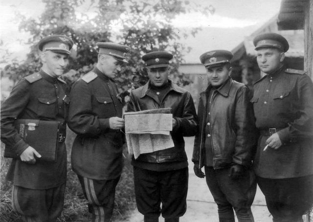 Командующий ВВС Главный маршал авиации Александр Новиков (в центре) и начальник штаба ВВС генерал-полковник авиации Сергей Худяков (второй справа) на командном пункте 4-й воздушной армии в деревне Черлона Командующий ВВС Главный маршал авиации Александр Новиков (в центре) и начальник штаба ВВС генерал-полковник авиации Сергей Худяков (второй справа) на командном пункте 4-й воздушной армии в деревне Черлона