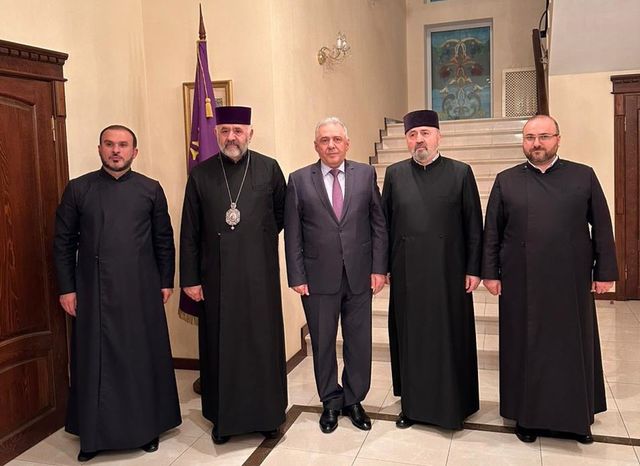 Вагаршак Арутюнян и архиепископ Мовсес Мовсесян