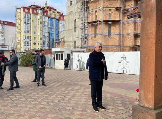 Камо Айрапетян возложение цветов к Хачкару