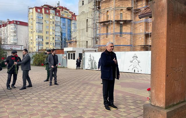 Камо Айрапетян возложение цветов к Хачкару